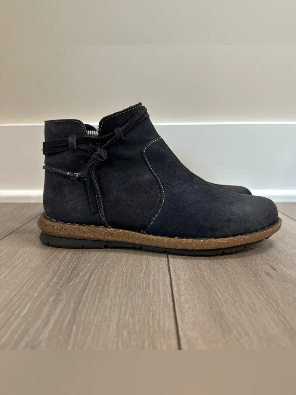 Born Women’s Size 8.5 Wynter Comfort Ankle Bootie Distressed Blue Nubuck